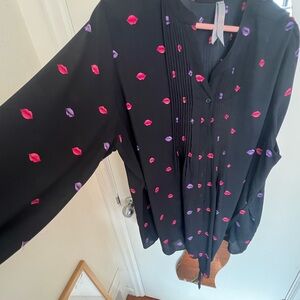 Melissa McCarthy Seven7 Black Blouse with Red and Purple Lips